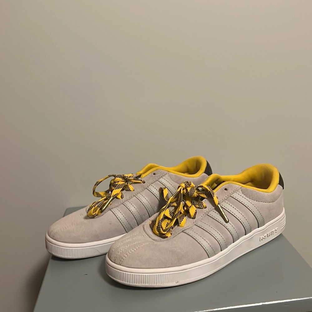 K Swiss lightly worn 4.5 kid’s sneakers.